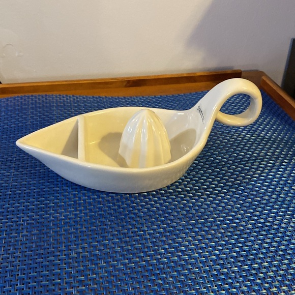 Rae Dunn by Magenta Squeeze Juicer with built in strainer - Picture 2 of 5